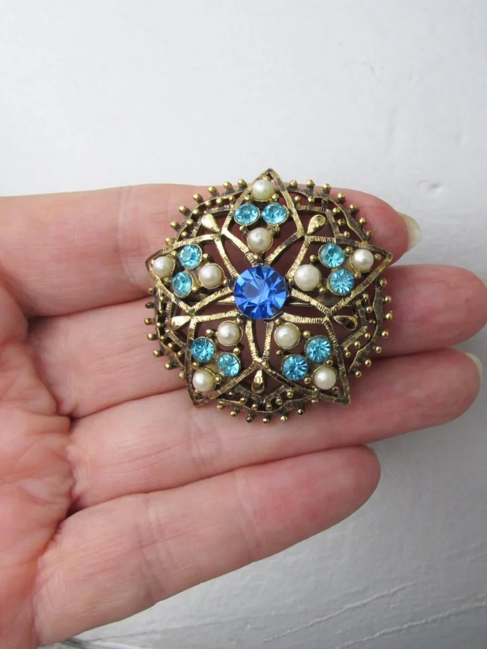 Vintage Blue Rhinestone & Faux Pearl Tone STAR in Circle Gold Tone Brooch Pin